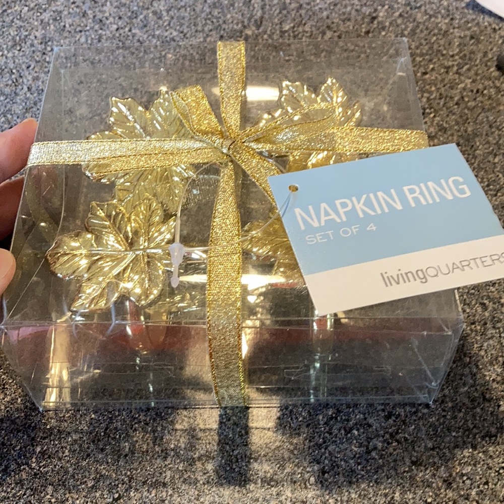 Living Quarters napkin rings set leaf NWT